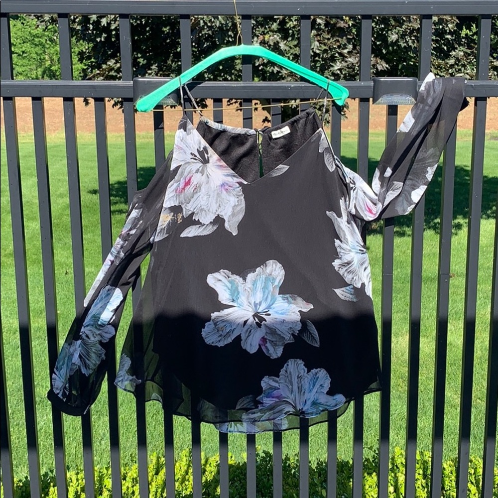 Sioni Could Shoulder Flowy Flower Blouse